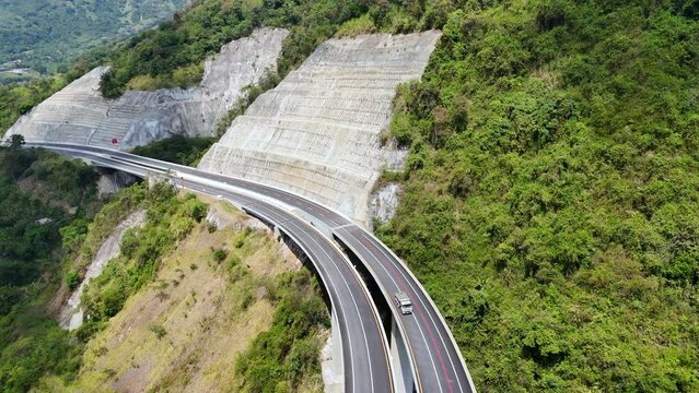 Video a&eacute;reo tomado sobre la carretera conocida como "Conexi&oacute;n Pac&iacute;fico 1" que comunica al Municipio de Amag&aacute; con el corregimiento de Bolombolo.