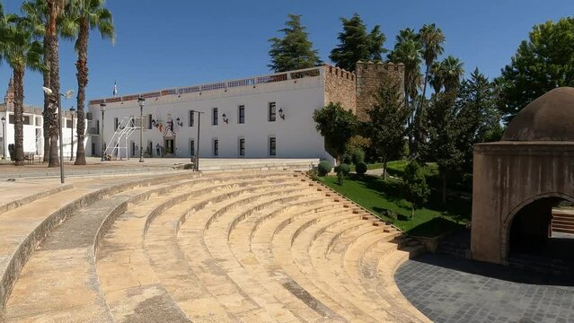 Muralla almenada, templete y escalones de anfiteatro en el patio de la alcazaba templaria en Jerez de los Caballeros, Espa&ntilde;a