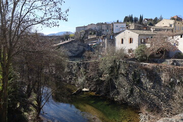 Fototapeta na wymiar La rivière Ouveze, ville de Privas, département de l'Ardèche, France