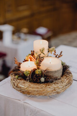 Les bougies allumées sur l'autel de l'église