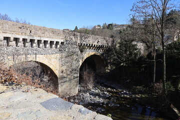 Fototapeta premium Le pont Louis XIII, pont de pierre sur la rivière Ouveze, ville de Privas, département de l'Ardèche, France