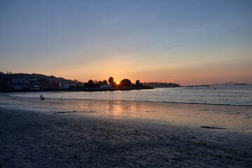 Obraz premium Sunset on Ladeira de Sabaris Beach in Baiona