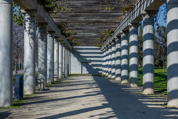 Parque columnas en el parque del Manzanares en Madrid
