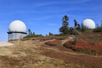 Blick auf die Radarstation auf dem Gipfel des großen Arbers im Bayerischen Wald 