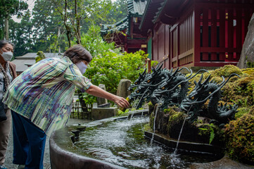 Fontaine dragon au sanctuaire Hakone dans la ville d'Hakone, Kanagawa, Japon