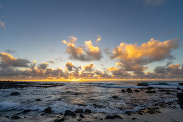 Obraz premium Sunrise on the Kaloko Beach in Honolulu Oahu Hawaii