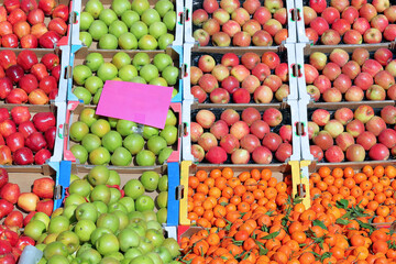 cassette di frutta al mercato, fruit boxes at the market