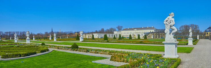 Blick auf den Renaissancegarten der Herrenhäuser Gärten, mit schönen antiken Skulpturen, in Hannover, Deutschland.