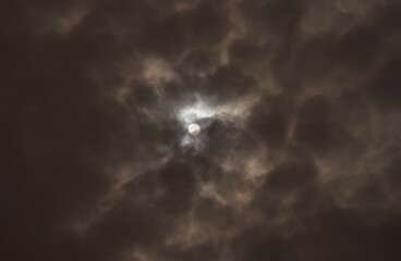 Lua no céu nublado