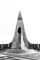 Hallgrímskirkja, iglesia luterana de Reykjavik - Reykjavik, Islandia, blanco y negro - obrazy, fototapety, plakaty