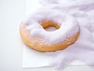 Obraz premium Gros plan d'un beignet au sucre pour carnaval
