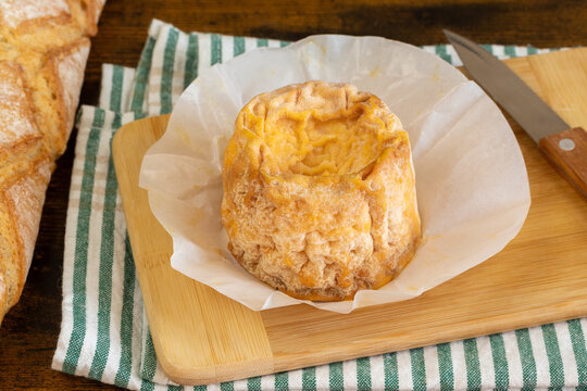 fromage Langres en gros plan, sur une table