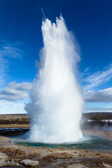 Géiser estalla en Geysir, Islandia