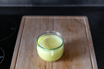 Selbstgemachte Vegane Butter zu Hause in der Küche in einem Glas