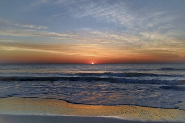 Obraz premium Sun just peaking above the horizon over the ocean