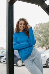 Obraz premium Fashion portrait of a stylish young girl on the urban background of a city street.