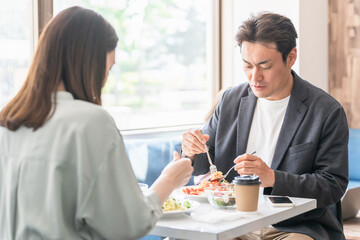 Obraz na płótnie Canvas カフェ・レストラン・飲食店でデートする男女のカップル・恋人・夫婦 