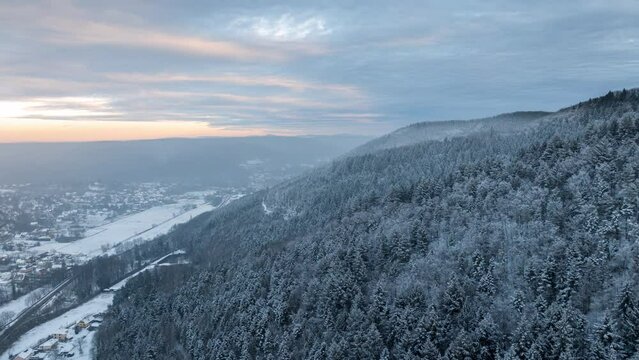 Hyperlapse a&eacute;rienne d'une route de montagne enneig&eacute;e bord&eacute;e de pins givr&eacute;s