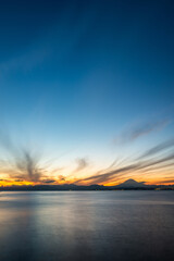 Fototapeta premium 江の島から眺める富士山と海と空の夕景（神奈川県藤沢市）