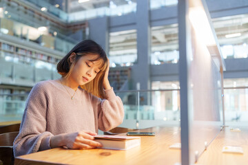 台湾台北市文山区の大学にある美しい図書館で過ごす20歳の台湾人女性の大学生のスローモーション映像 Slow-motion video of a 20-year-old Taiwanese female college student spending time in a beautiful library at a university in Wenshan District, Taipei Ci