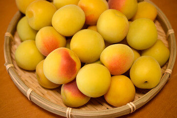 テーブルに置いた生のウメの実、フレッシュな梅の実