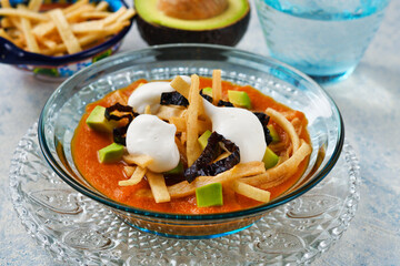 メキシコのトルティージャのスープ　ソパ・デ・トルティージャ（ソパ・アステカ）コピースペースあり
 Mexican tortilla soup　Sopa de Tortilla (Sopa Azteca）with copy space