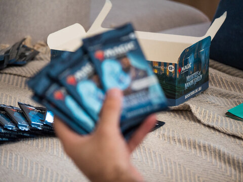 Ouverture d'une bo&icirc;te de boosters de jeu Magic The Gathering, &eacute;dition Meurtres au Manoir Karlov, France
