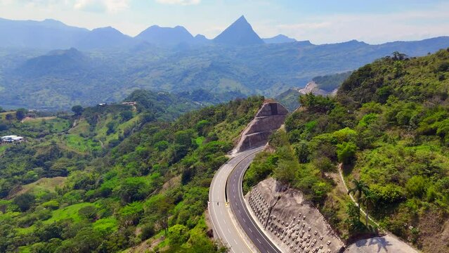 Video a&eacute;reo tomado sobre la carretera conocida como "Conexi&oacute;n Pac&iacute;fico 1" que comunica al Municipio de Amag&aacute; con el corregimiento de Bolombolo.
