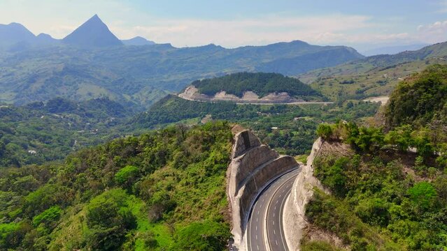 Video a&eacute;reo tomado sobre la carretera conocida como "Conexi&oacute;n Pac&iacute;fico 1" que comunica al Municipio de Amag&aacute; con el corregimiento de Bolombolo.