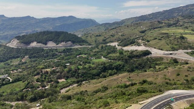 Video a&eacute;reo tomado sobre la carretera conocida como "Conexi&oacute;n Pac&iacute;fico 1" que comunica al Municipio de Amag&aacute; con el corregimiento de Bolombolo.