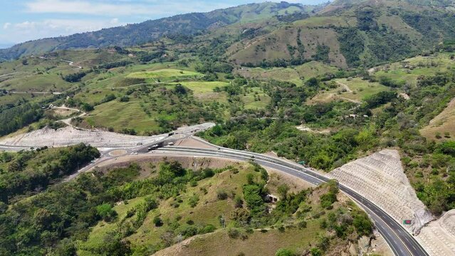 Video a&eacute;reo tomado sobre la carretera conocida como "Conexi&oacute;n Pac&iacute;fico 1" que comunica al Municipio de Amag&aacute; con el corregimiento de Bolombolo.