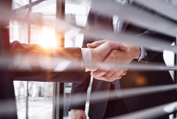 Obraz premium executives shaking hands in front of their manager and a colleague