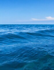 Obraz premium Waves of the open sea under the blue sky. horizon