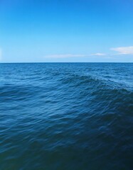 Obraz premium Waves of the open sea under the blue sky. horizon