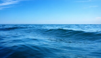 Obraz premium Waves of the open sea under the blue sky. horizon
