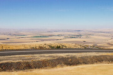 Fototapeta premium Beautiful summer landscape with a bird's eye view of the hills and mountains in Oregon, USA, on a sunny day.
