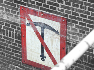 Schild in einem Hafen verbietet das Ankern