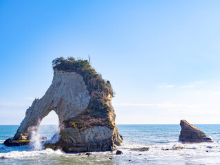 波に洗われる大きな奇岩、日本千葉県いすみ市の親子岩