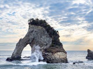 波に洗われる大きな奇岩、日本千葉県いすみ市の親子岩