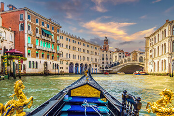 Panoramic view of famous Canal Grande with famous Rialto Bridge at sunset, Venice - obrazy, fototapety, plakaty