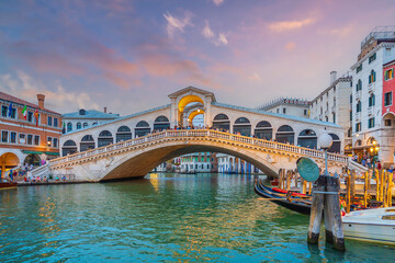 Panoramic view of famous Canal Grande with famous Rialto Bridge at sunset, Venice - obrazy, fototapety, plakaty