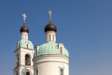 Fototapeta na wymiar Picturesque domes of the Church of St. Nicholas the Wonderworker in the village of Lukyanovo near Moscow