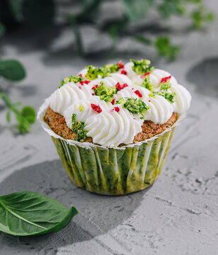 Snack muffins with spinach and whipped cream