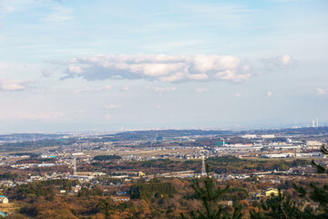 山の上から遠くに伊勢湾の見える風景