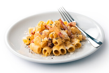 Piatto di pasta alla carbonara isolato su fondo bianco, tradizionale ricetta romana di pasta con uovo, guanciale, pecorino e pepe nero, cibo italiano 