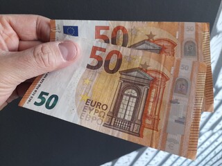 Banconote da 50 euro nelle mani di un uomo - ricchezza