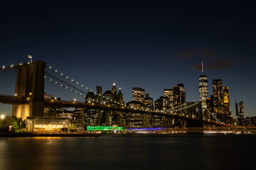 Fototapeta na wymiar Puente Nueva York de noche