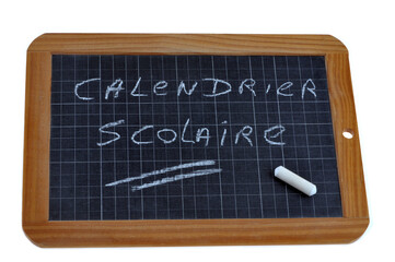 Calendrier scolaire &eacute;crit sur une ardoise d'&eacute;cole avec une craie