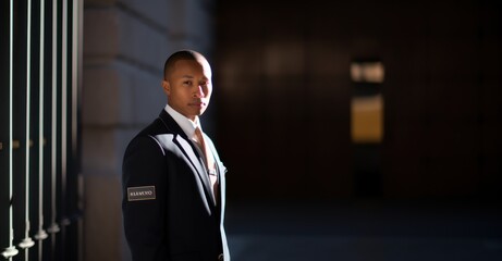 Naklejka premium Alert security guard at VIP event entrance, emphasizing safety and vigilance.