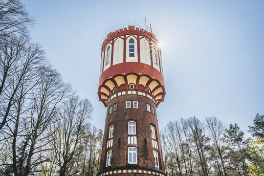 Germany, Hamburg, Sun shining over Sander Dickkopp water tower